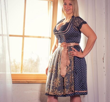 Alinas Landleben naked model image