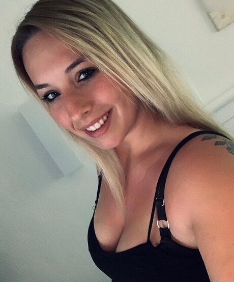 Alinas Landleben adult star images