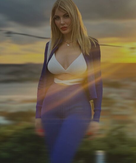 Hande Sar o lu sexy star picture