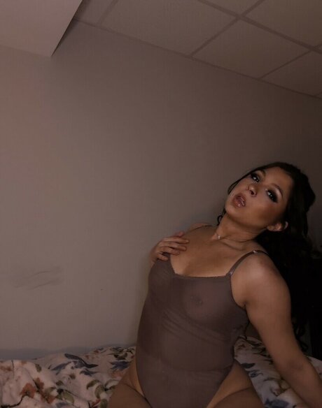 Lindsay Bertoa model galleries