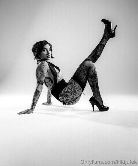 Kiki Julek sexy star photos