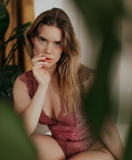 hollaura model nude photo