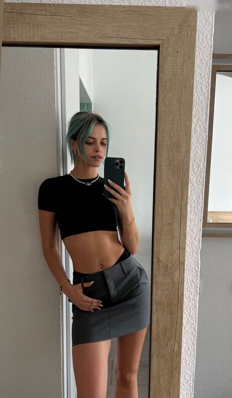 Vanessa Kunz hot model image