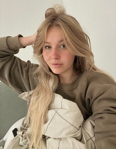 Cirizzle naked star images