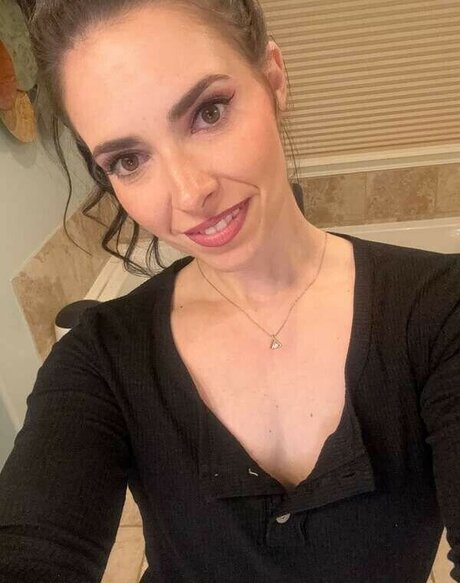 Annie Kundis erotic model pic