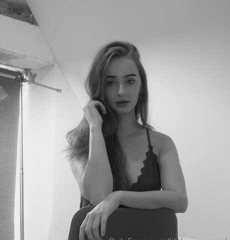 ThatsSoFoxie star naked photo