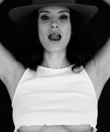 Amanda De Godoi naked pornstar images