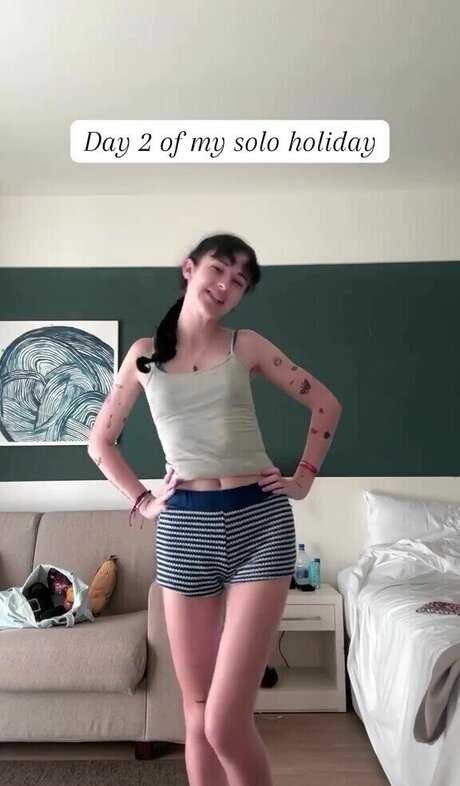 Holly Laing model beautiful img