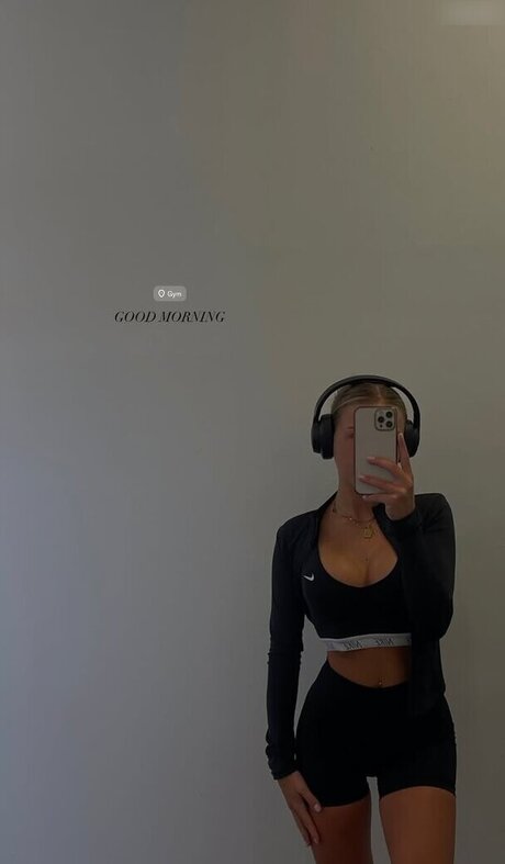 Leonie brrr naked star photos