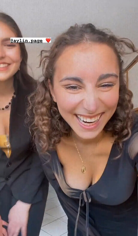 Joanachlips free model pictures