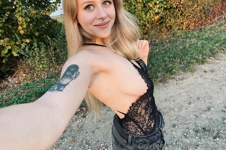 Luna Zuhause pornstar erotic pictures