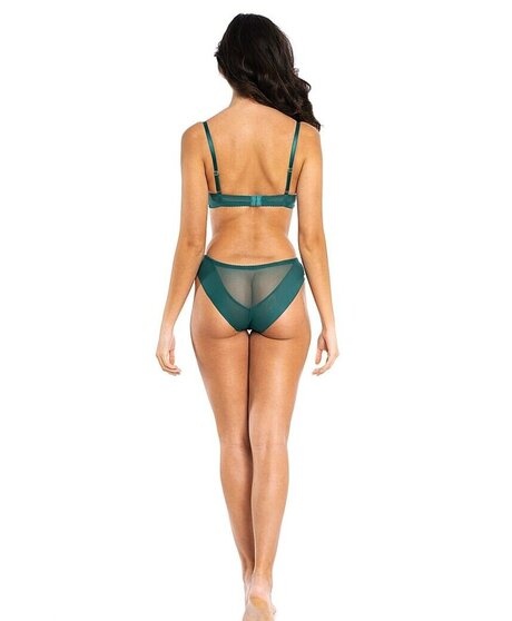 Elle Baldwinson naked actress picture