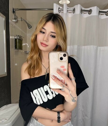 Emilykr0pp model pornographic image