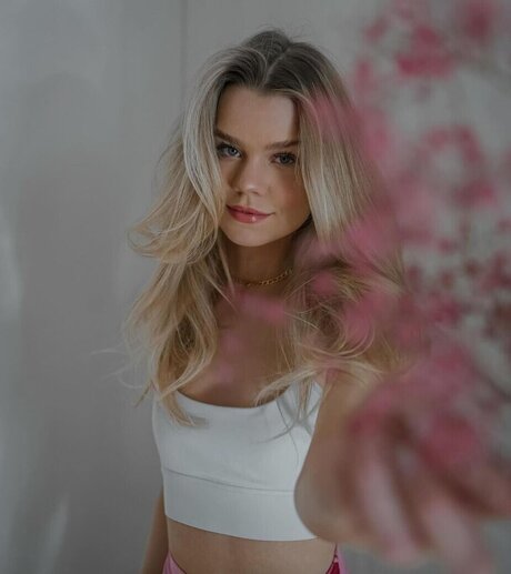 Lea Peach model beautiful img