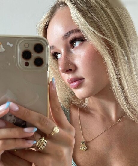 Lili Hamann xxx model photo