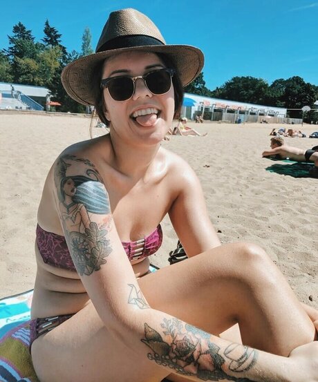 Malwanne pornstar nude image