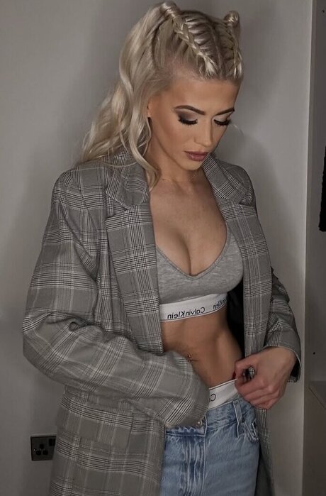 Danielle Harold sex model pics