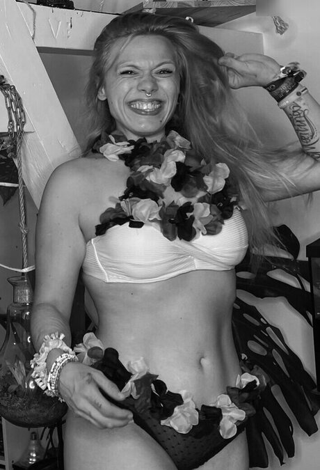 vanny flowerchild sexy pornstar img