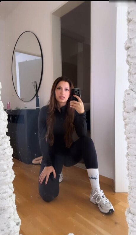 Emily Furz model pretty img