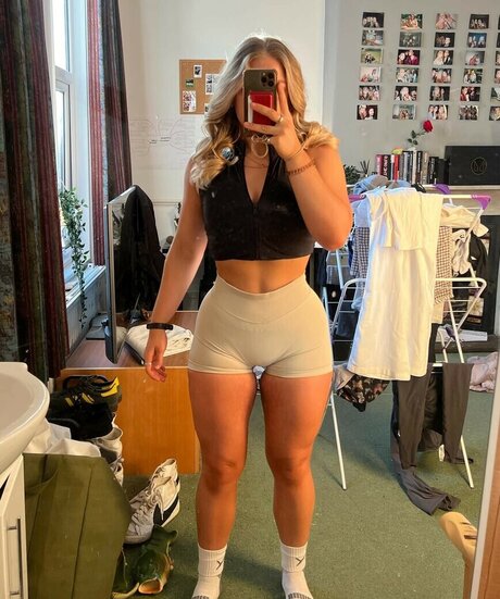 Izzy Swin pornstar sexy image