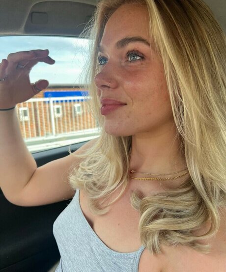 Izzy Swin star pretty photo