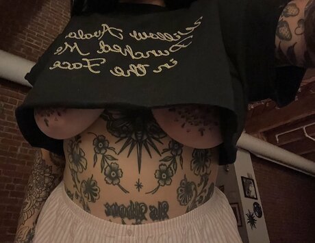 Venicecemetery naked model image