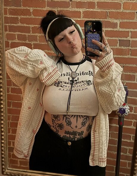 Venicecemetery nude model picture