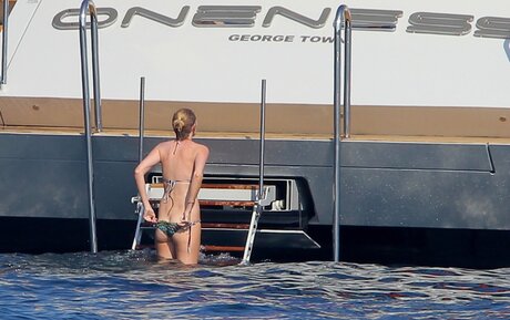 Lara Stone naked star gallery