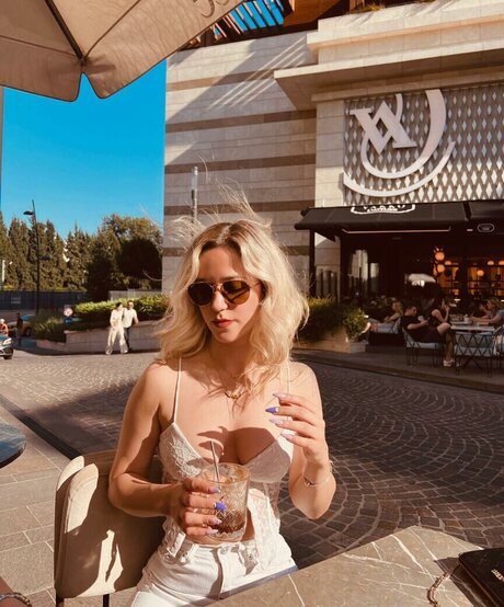 Ebrukzlyr nice model pic