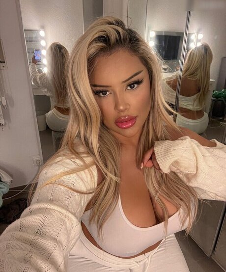 Nilufarsra model sexy image