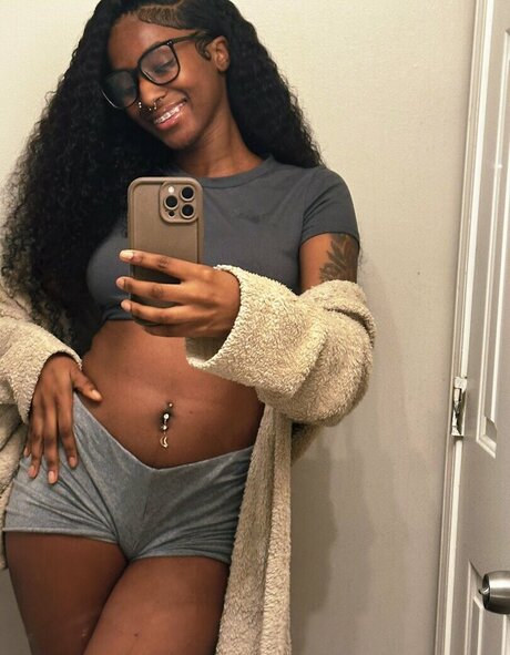 lauryntierre star sexy picture