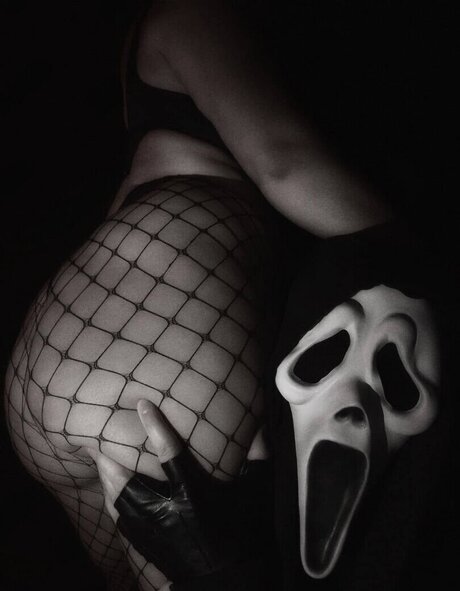 TylaASMR adult model pic