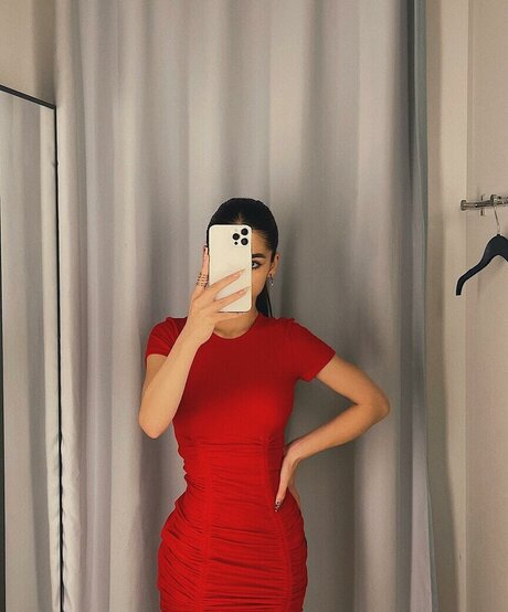 eating onlyfans adult pic