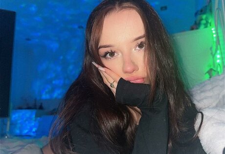 Mela Pustelnik hd actress pics