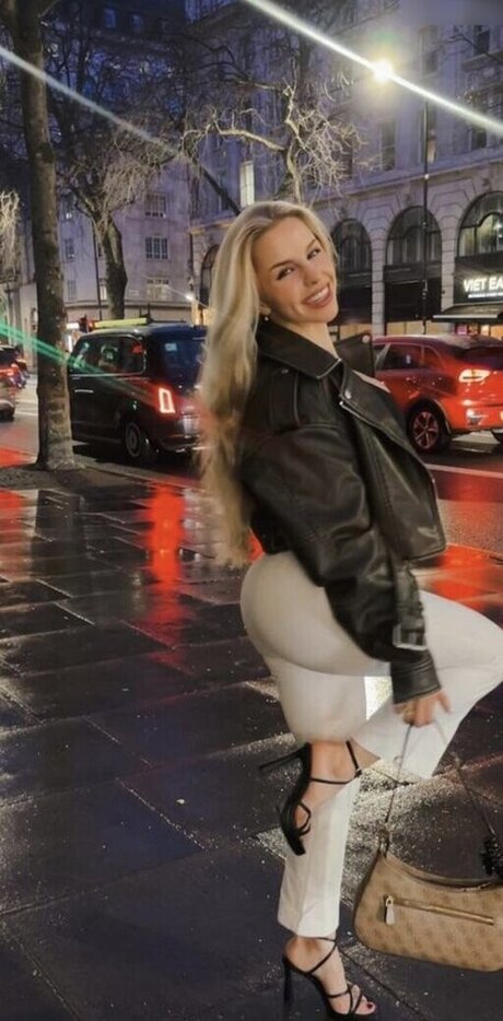 Lucia Leona hd pornstar img