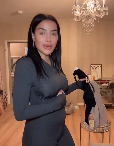 Leyla Lahouar model art gallery