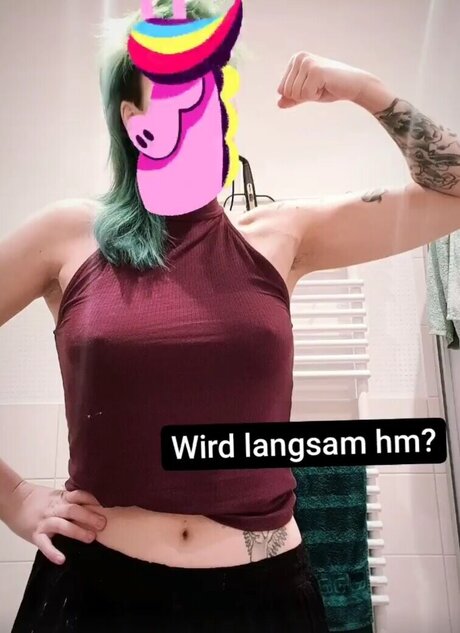 locolea model top pic