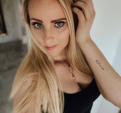 Jacqueline Sparrow free star pic