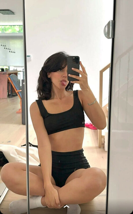 Melody Oz nude actress img