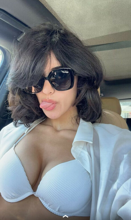 Melody Oz model beautiful img