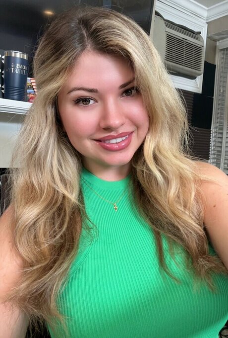 Natalie Winters beautiful star img