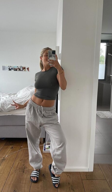 Lea Breuer nudes model galleries