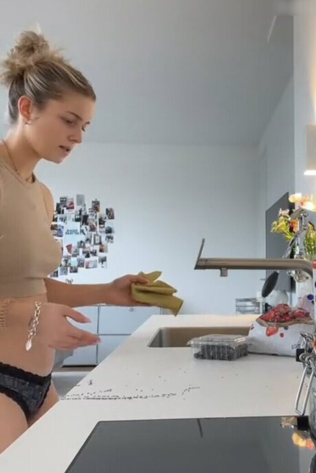 Lea Breuer star erotic pic