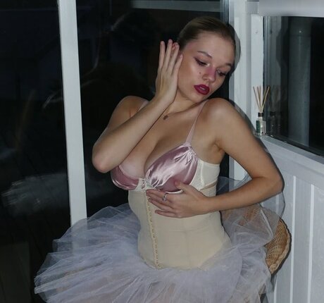 Leni Bahr model perfect photo