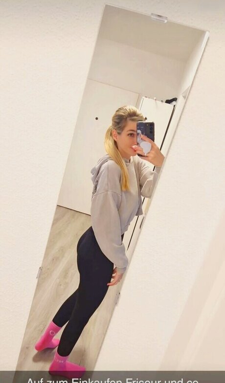 its sunny93 sexy model pictures