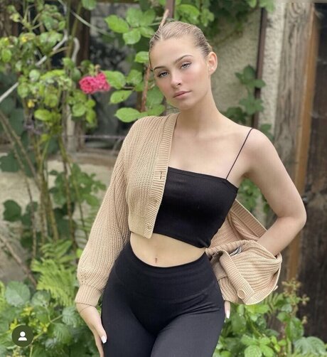 Kim Sara nice actress img