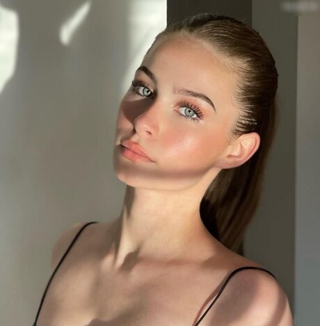 Kim Sara star beautiful archive