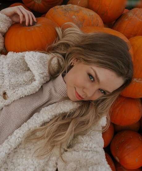 Facialize Me sex model pic