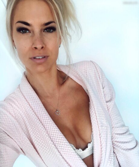 Isi Gl ck model nudes photos