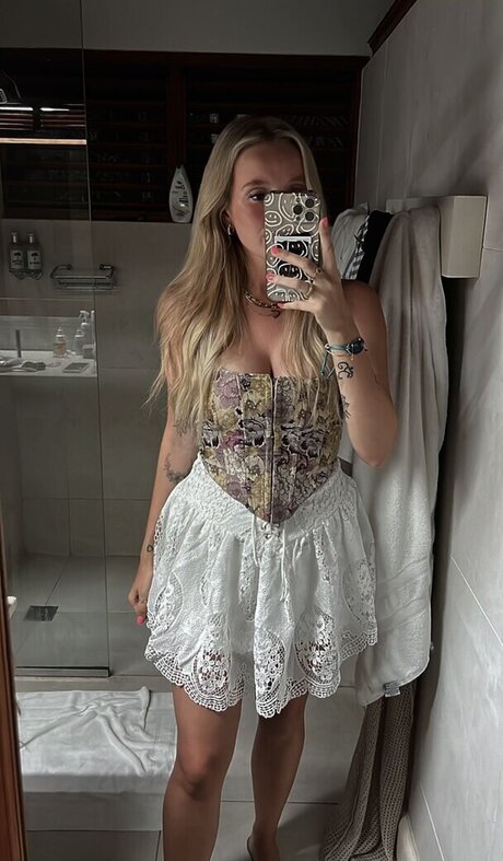 MinusElf exclusive model photo